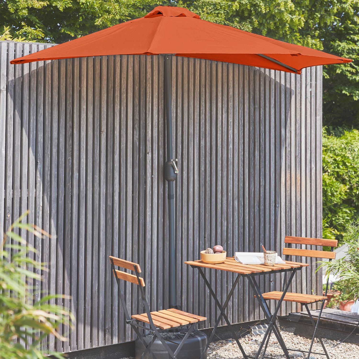 Parasol de balcon Ø250cm  – CALVI – Demi-parasol droit. mât central en aluminium avec manivelle d’ouverture. toile terracotta