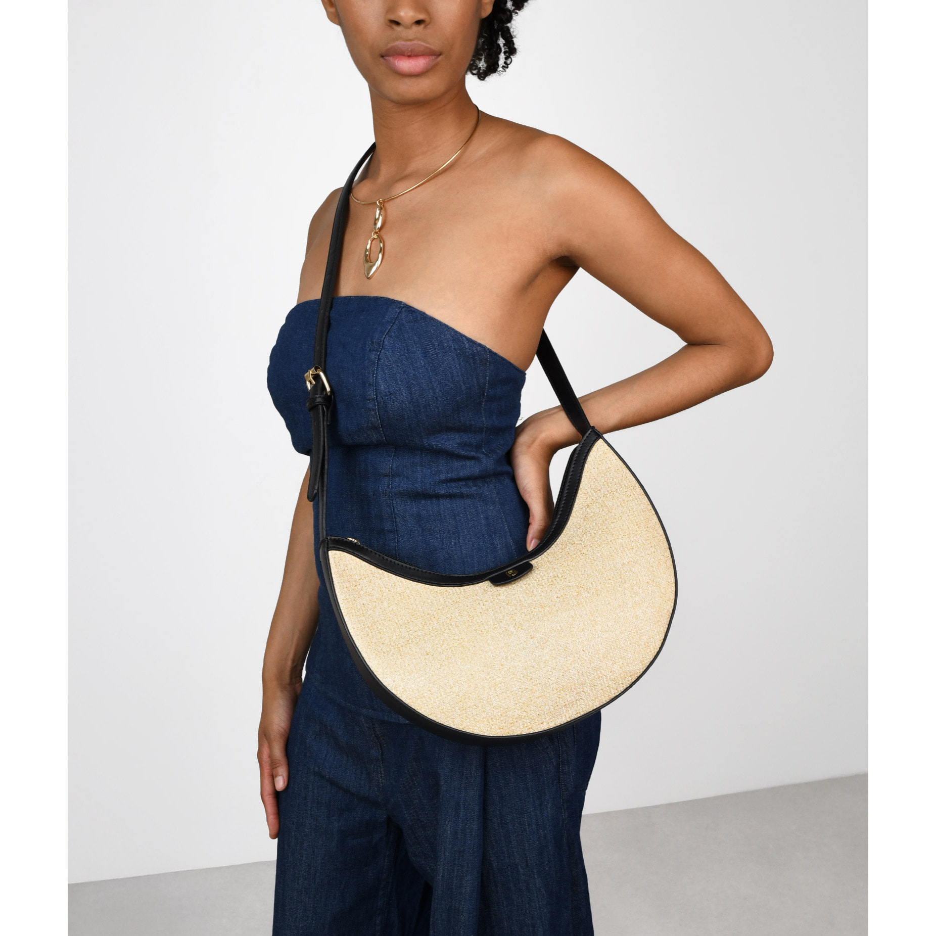 Bolso de hombro beige en rafia