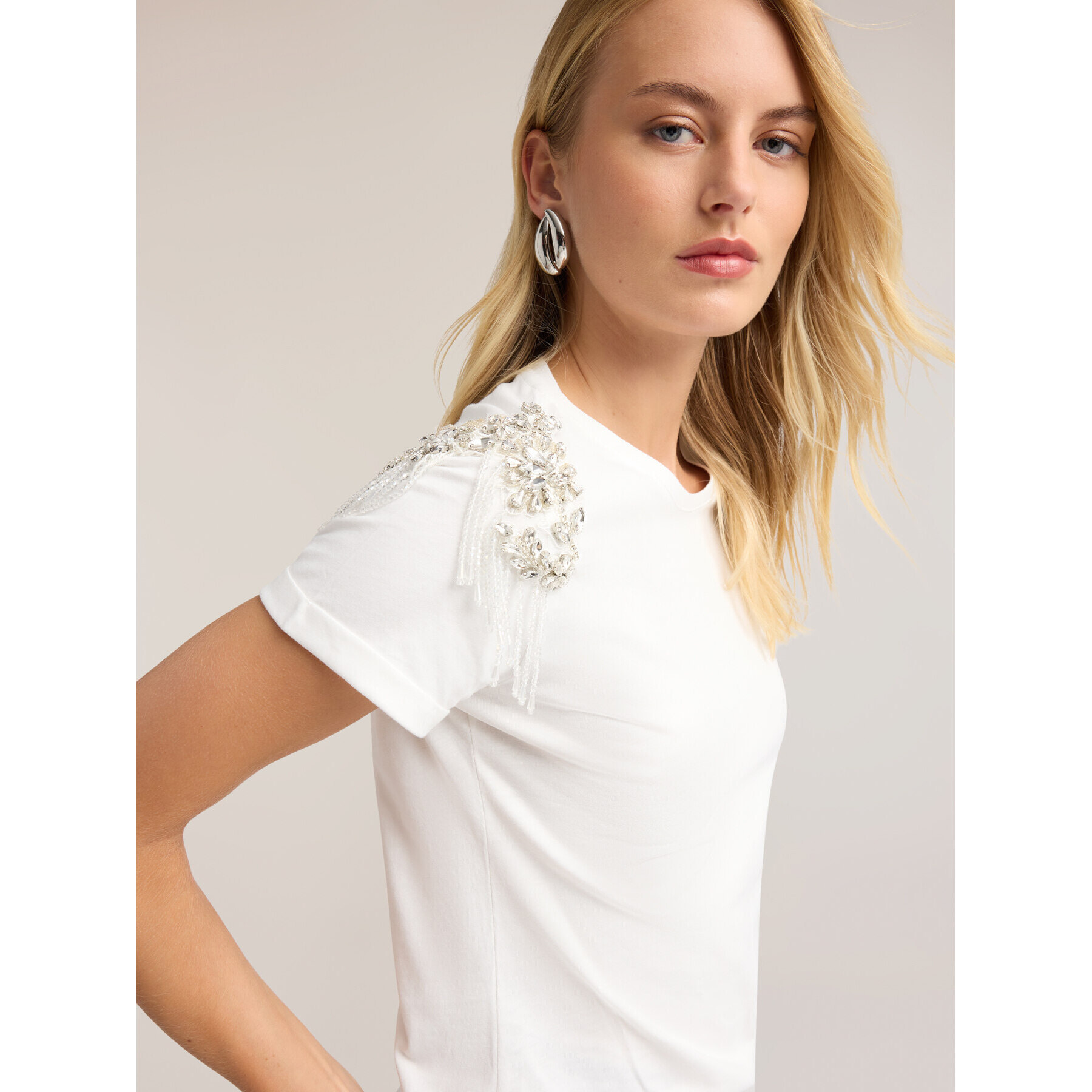 Motivi - Camiseta con bordados de cristal en los hombros - Blanco
