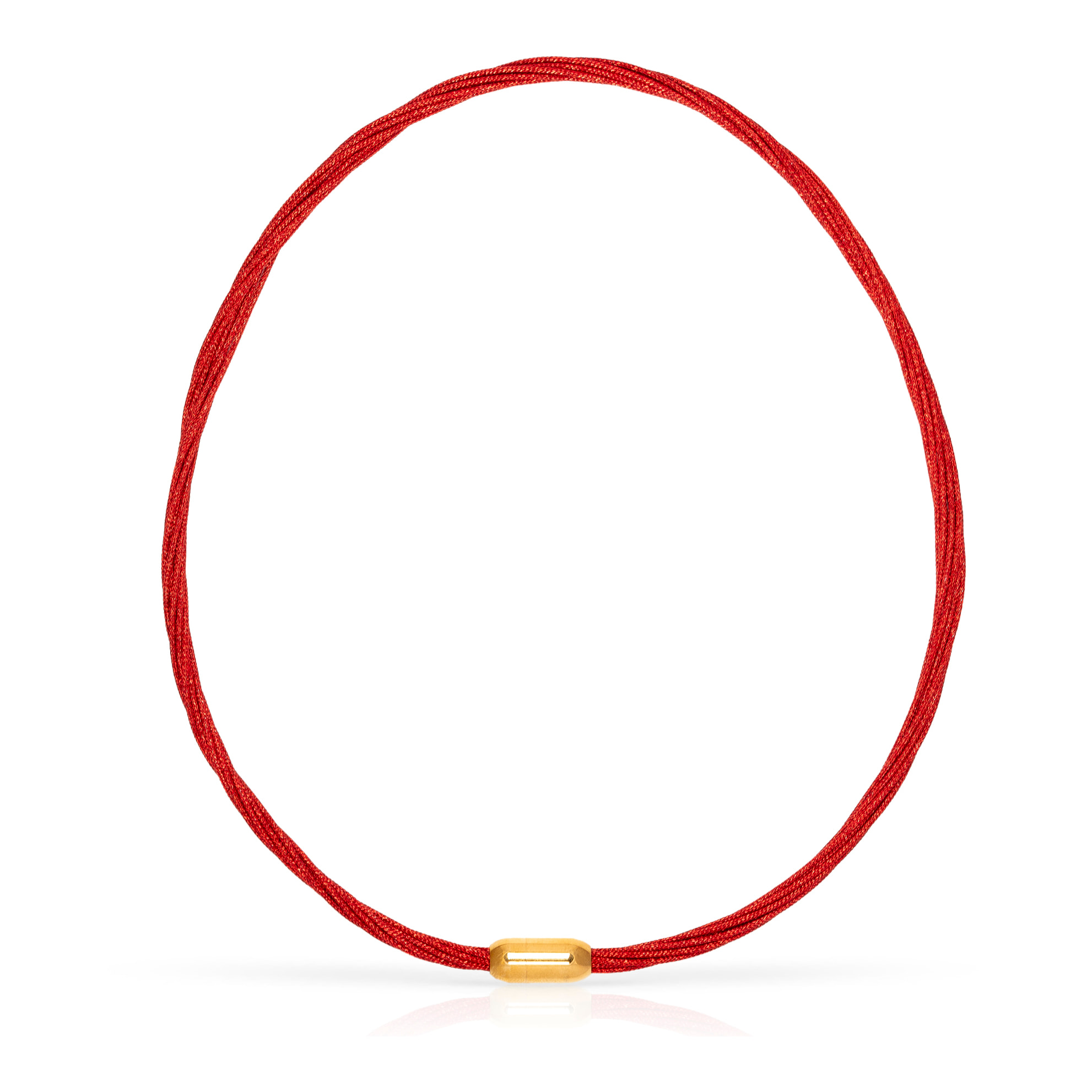 Collar multihebra entrelazada de hilo de nylon rojo con cierre magnético de cobre dorado.