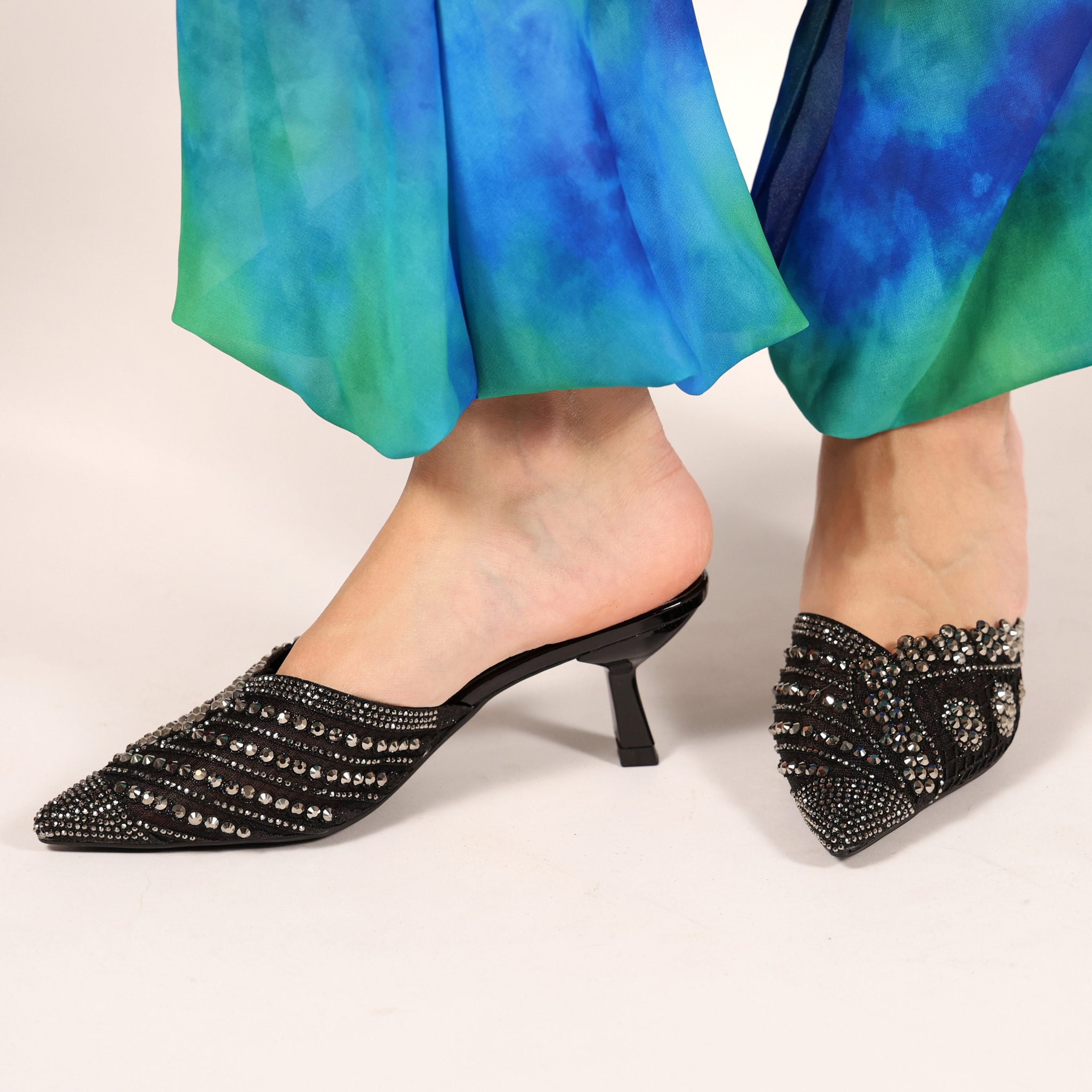 Sandali in simil pelle con tacco a rocchetto e tomaia gioiello