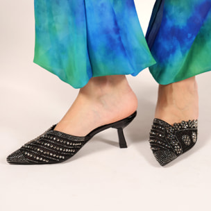 Sandali in simil pelle con tacco a rocchetto e tomaia gioiello