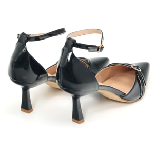 Sandali in simil pelle verniciata con tacco a rocchetto