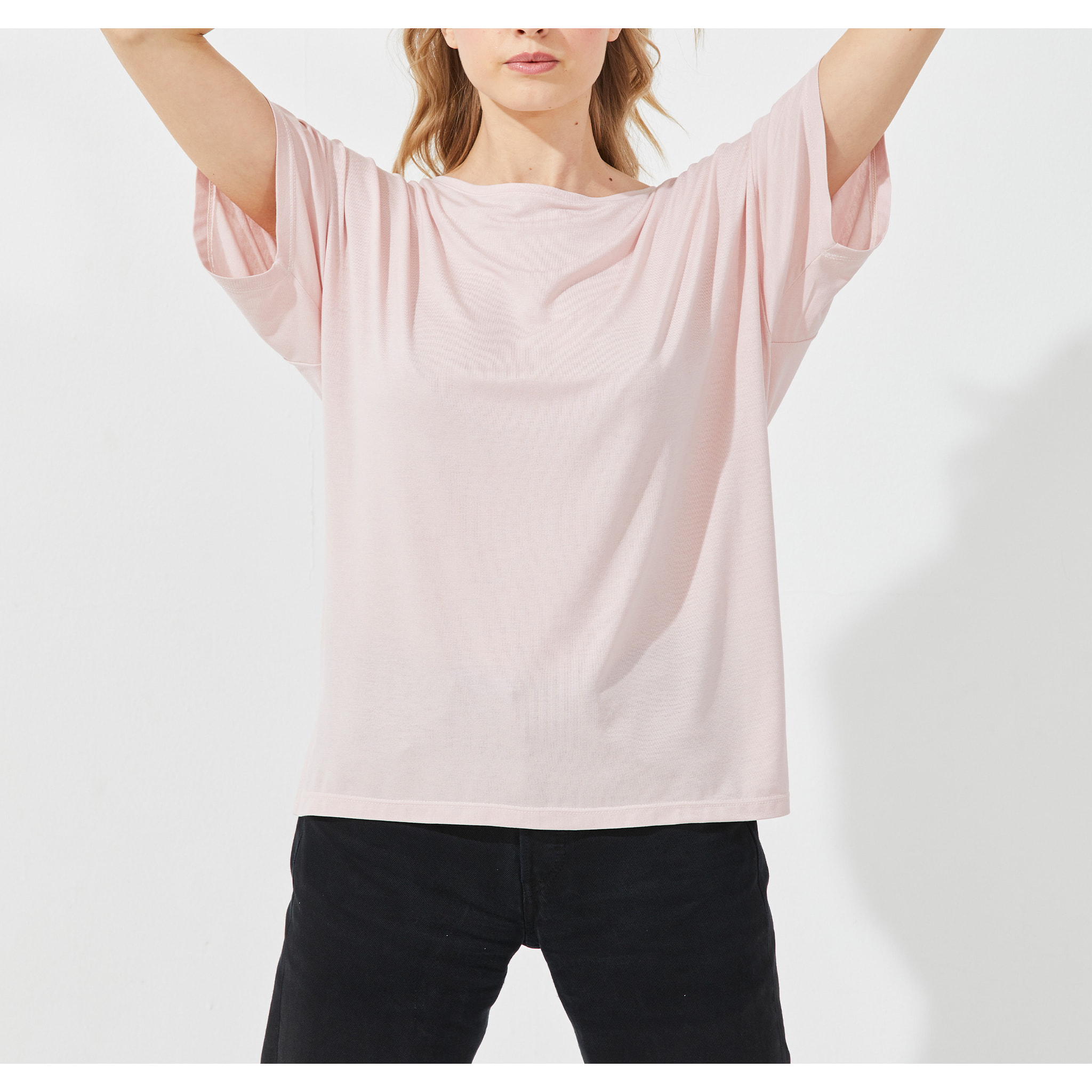 Maglia manica corta scollo barchetta in viscosa sostenibile vestibilità over