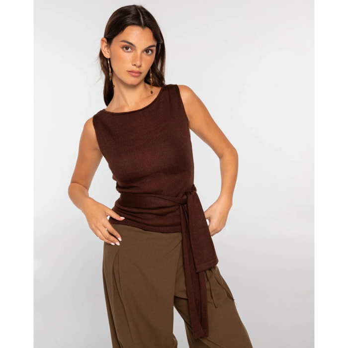Top con lazada a modo de cinturón en la cintura de mujer