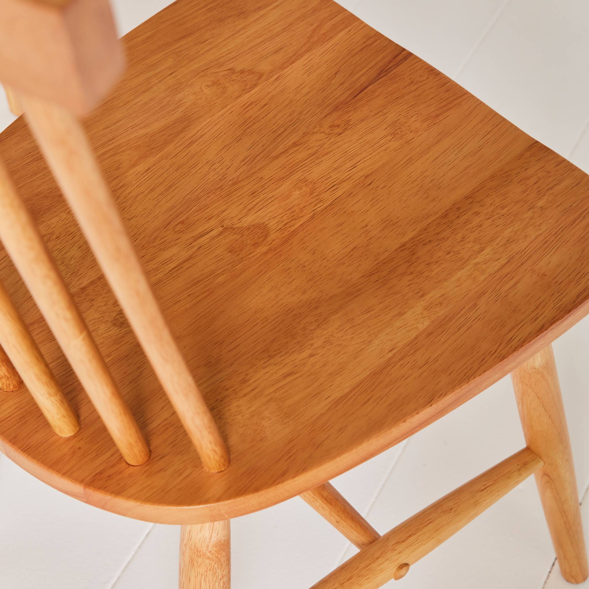 Lot de 2 chaises naturelles à barreaux en bois d'hévéa. ROMIE. L 50.8 x P 44.2 x H 90cm