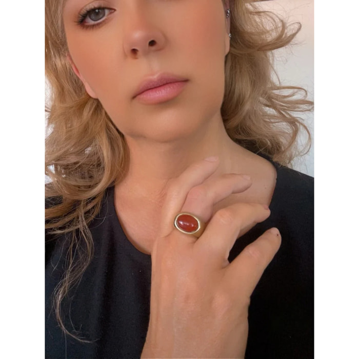 Anillo Joya con piedra natural estilo solitario en dorado con agatha roja