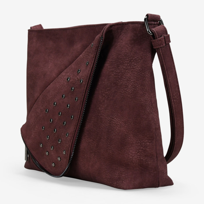 Bolso bandolera burdeos con solapa de tachas