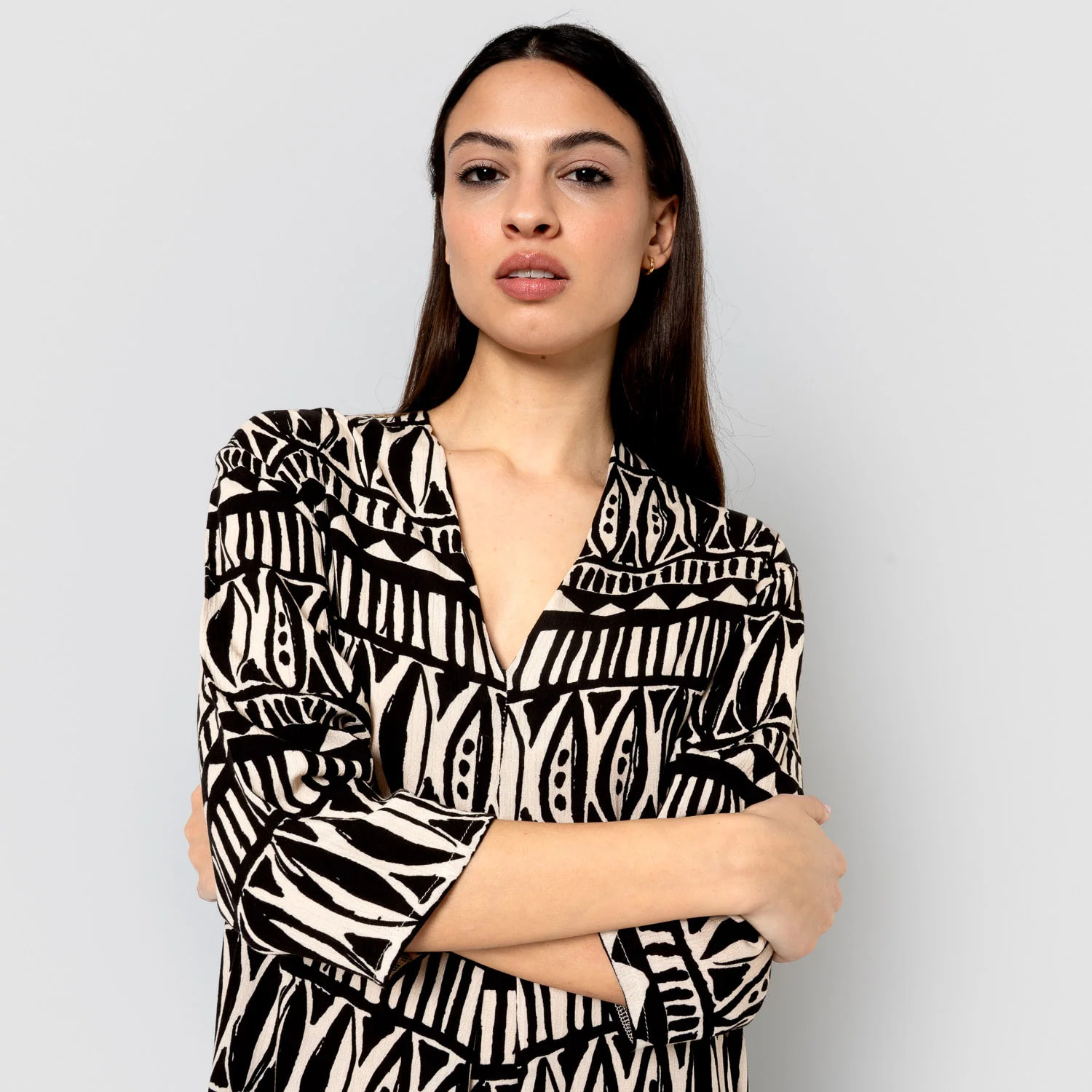 Vestido midi bambula detalles plisados tepec beige/negro