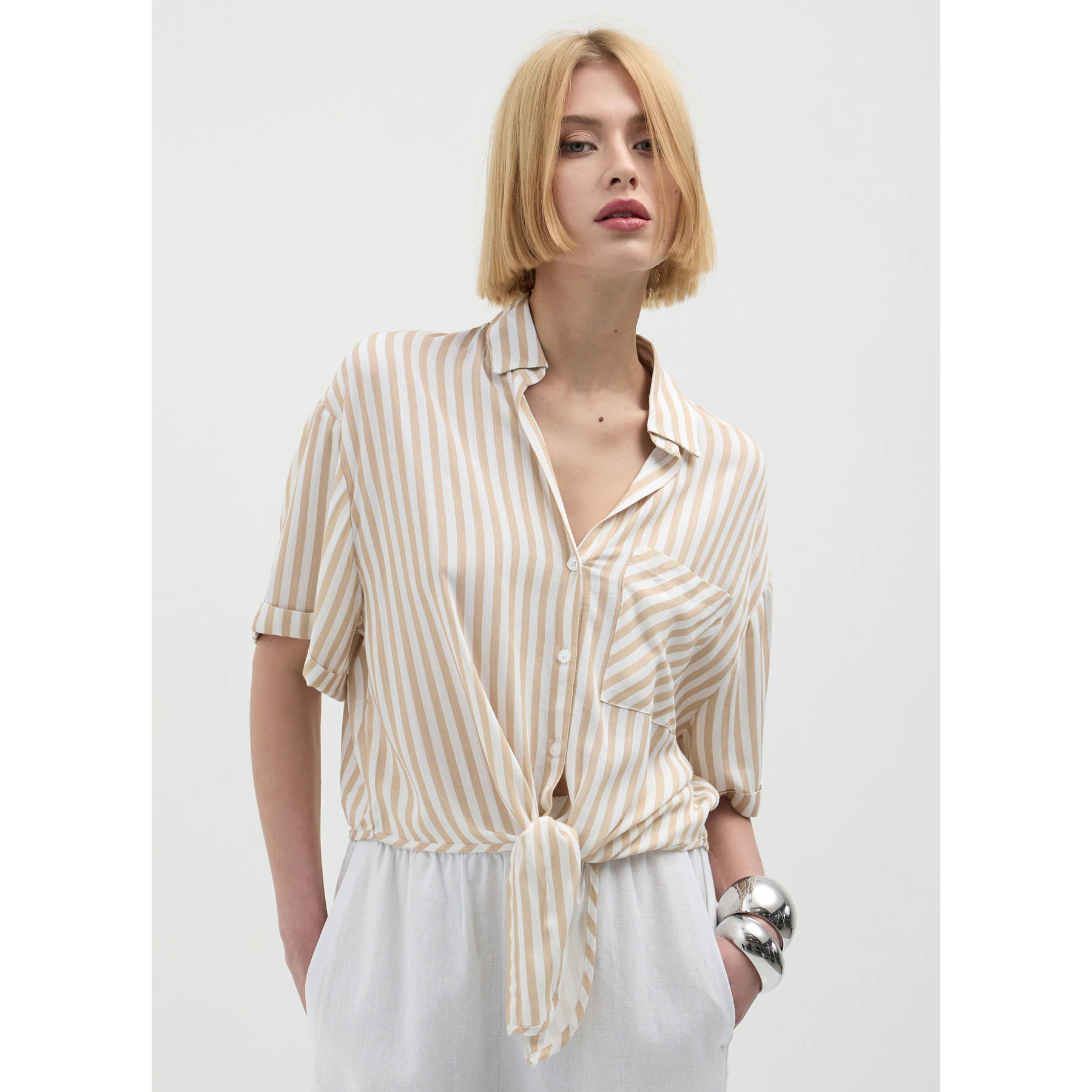 Camicia a righe con nodo