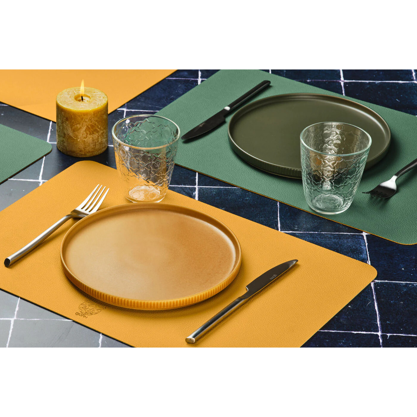 Set de table rectangulaire réversible - 6 pièces - Cuir recyclé jaune moutarde et vert sapin