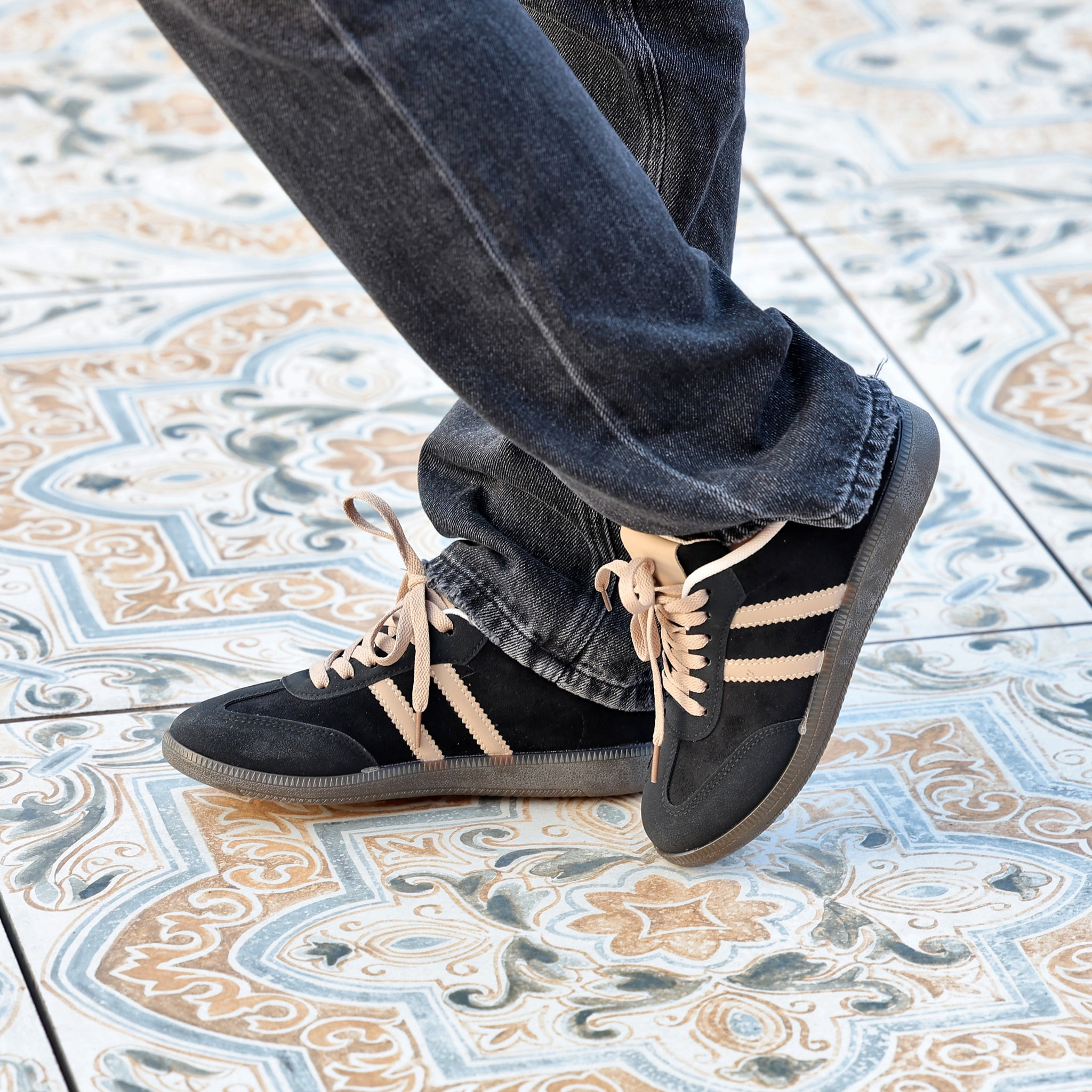 Sneakers in simil pelle scamosciata