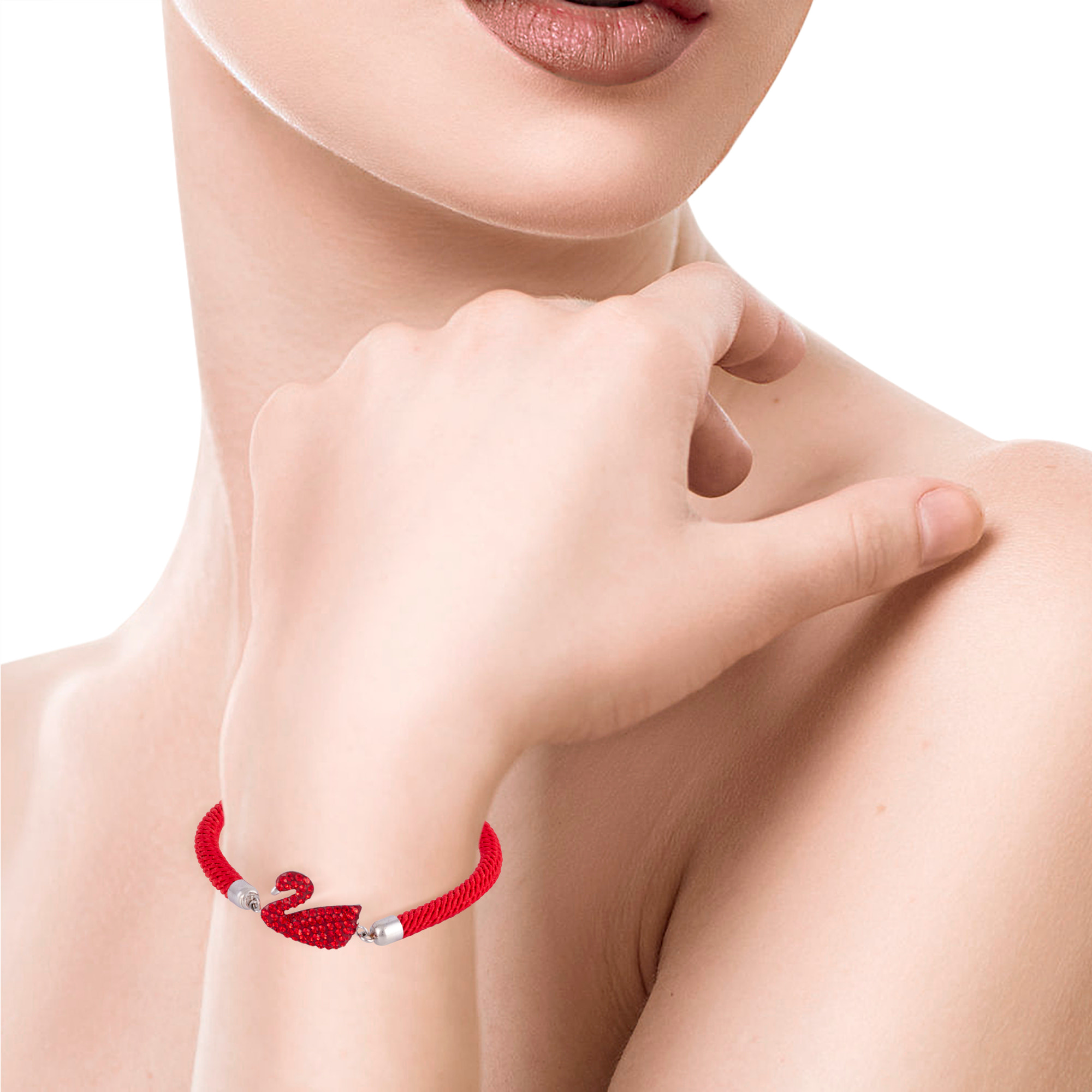Pulsera roja de hilo de poliéster con diseño trenzado y cisne decorativo de circón, detalles en plata de ley 925 y cierre de mosquetón.