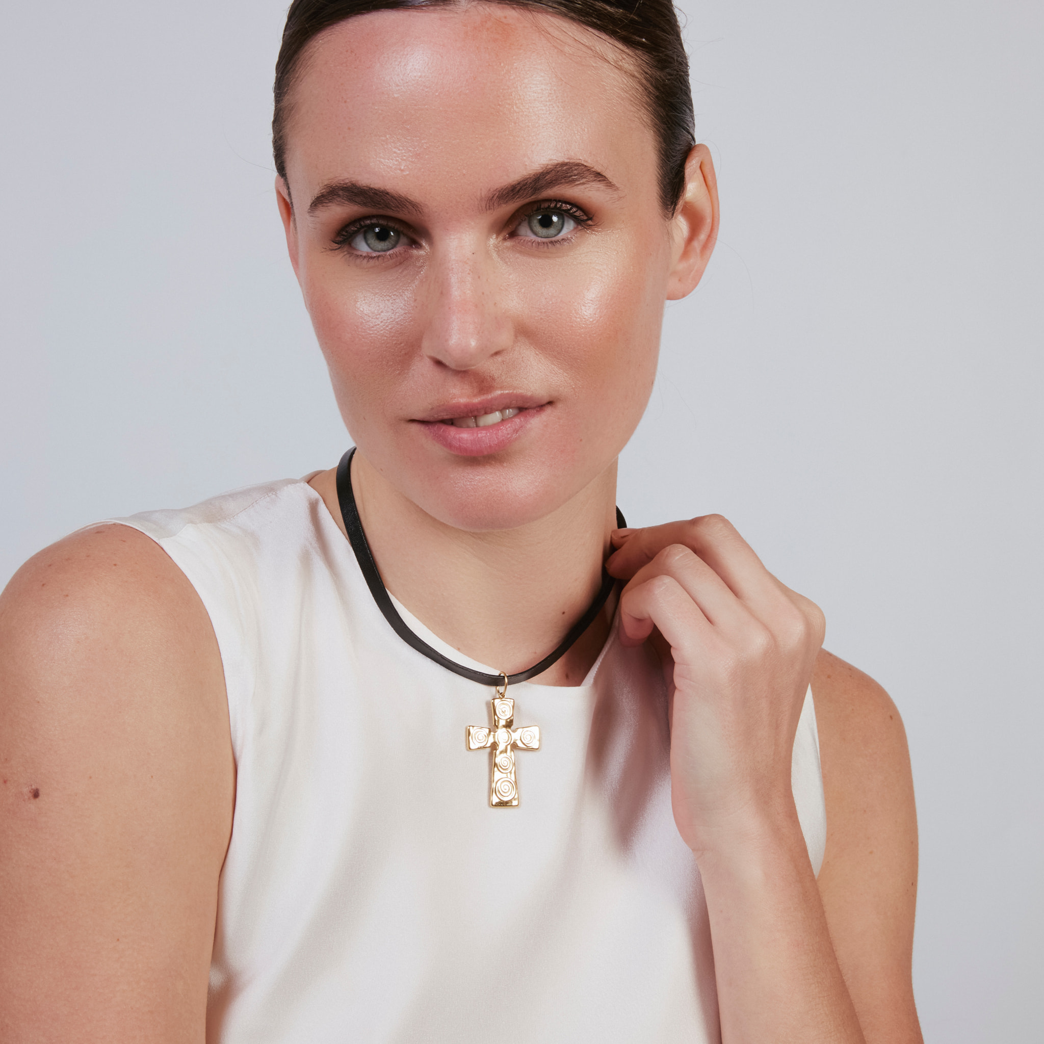 Collar Thiya acabado oro amarillo 18k