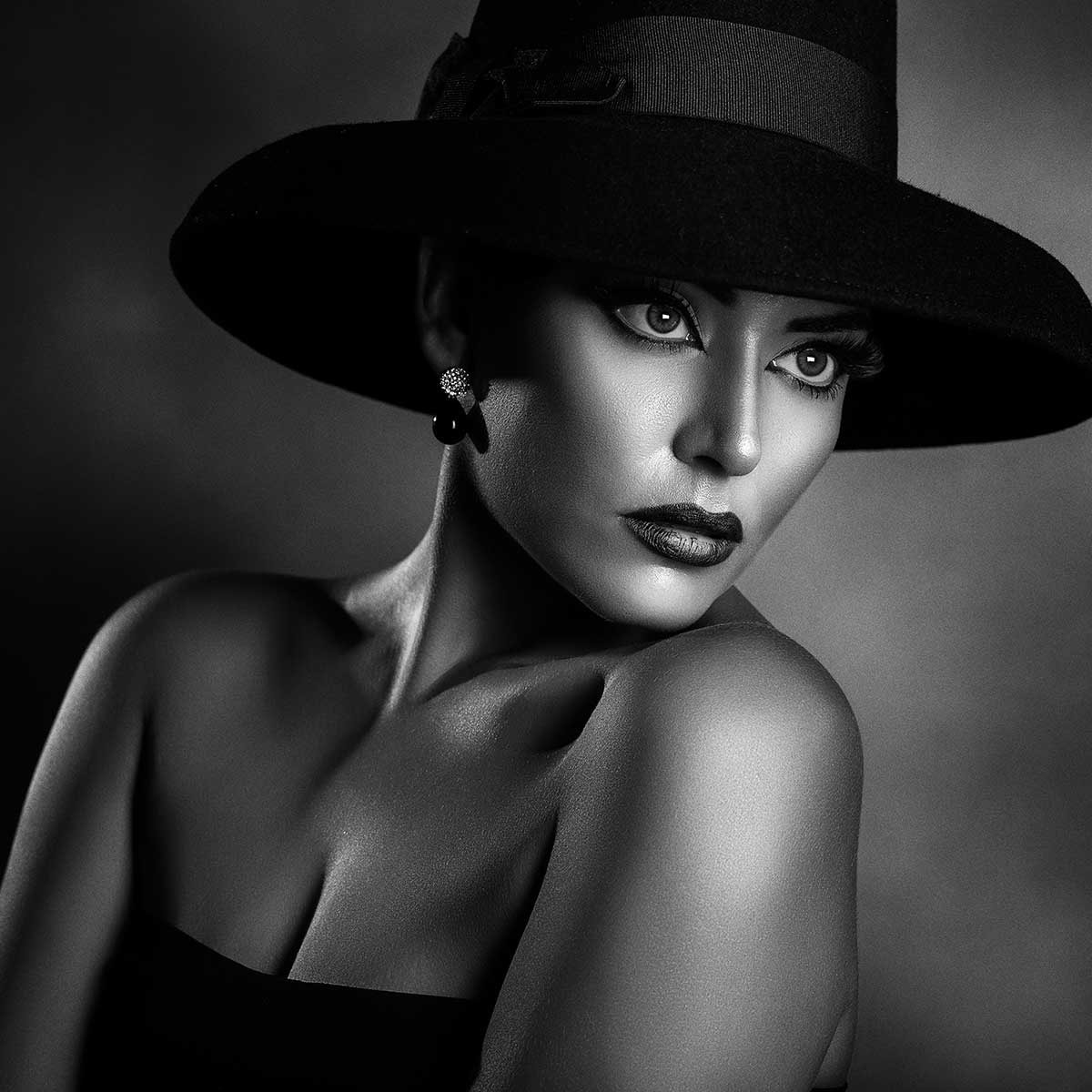 Affiche photo L'élégance en noir et blanc Affiche + cadre en bois - Noir