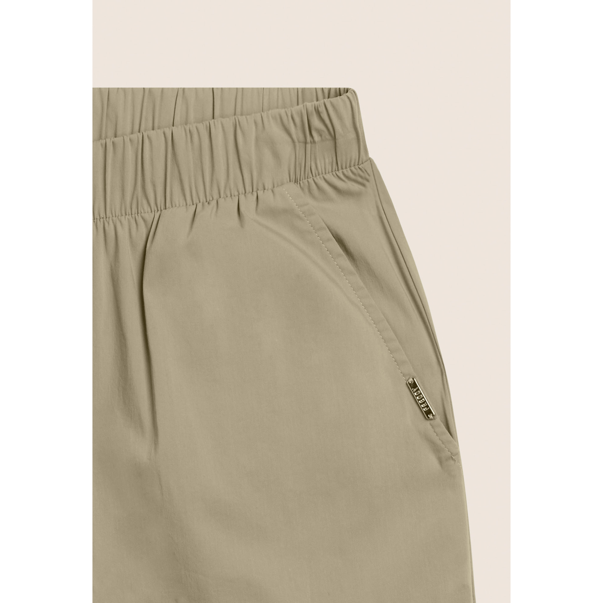Pantaloni Cropped con Ricamo Floreale al Fondo
