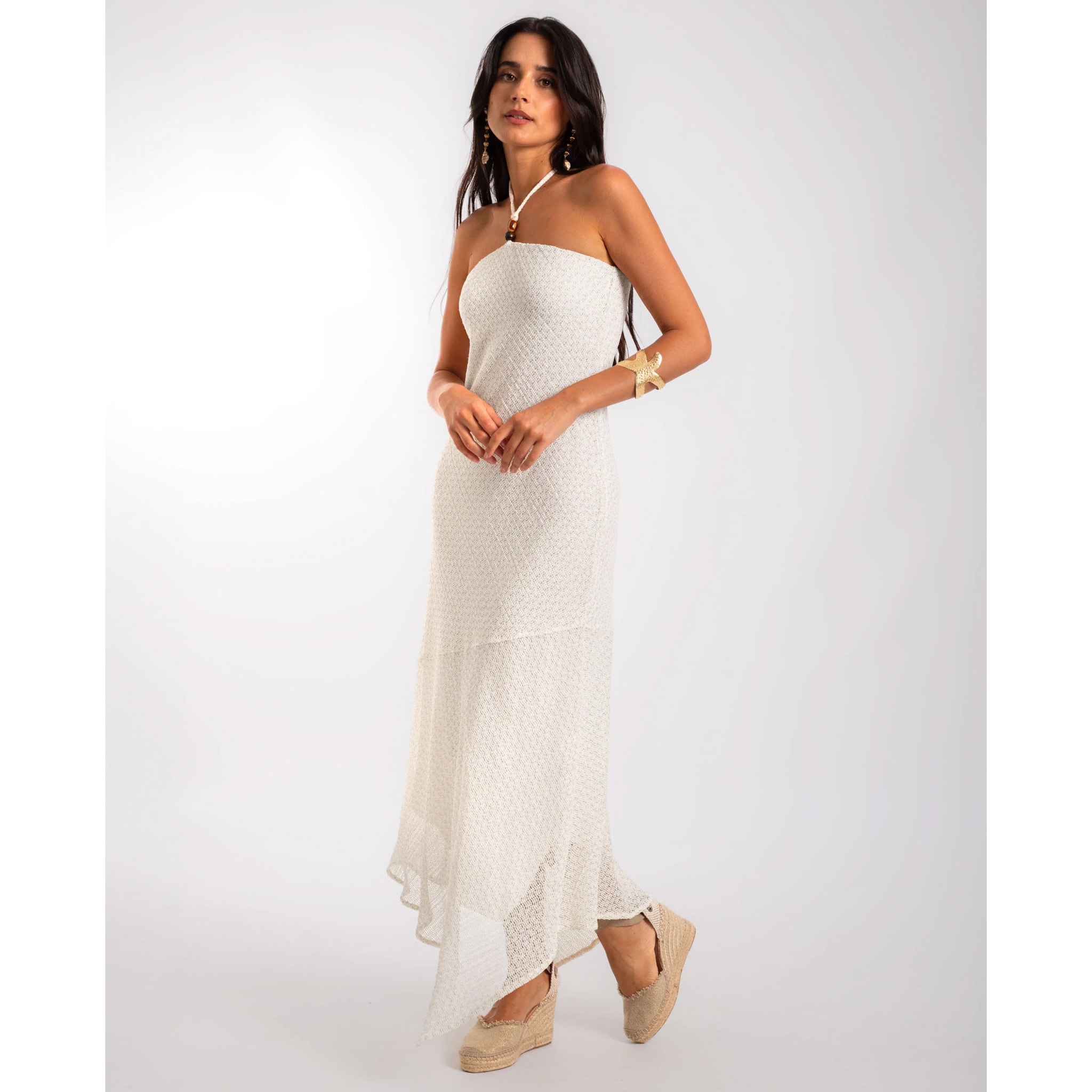 Vestido midi de punto con escote halter y volante.