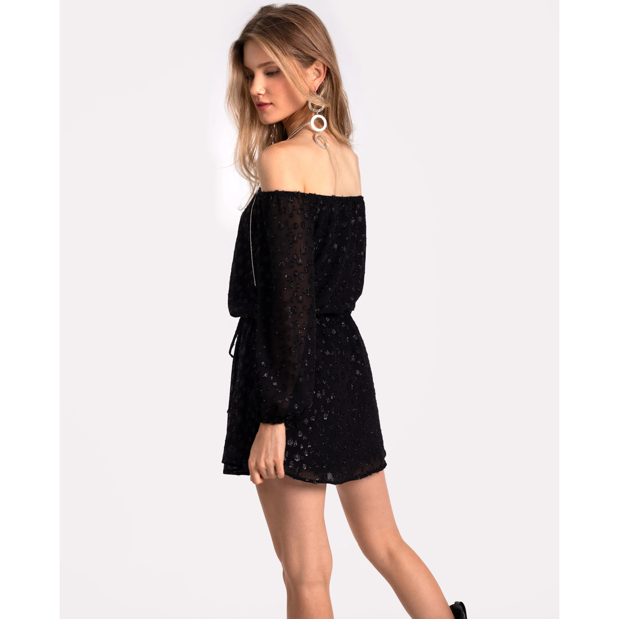 Vestido corto con escote bardot y manga larga