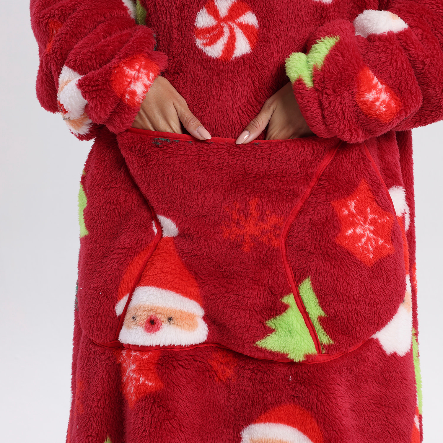 Bata estilo sudadera y manta de felpa extrasuave. Triple bolsillo frontal tipo canguro. Diseño navideño tipo corto.