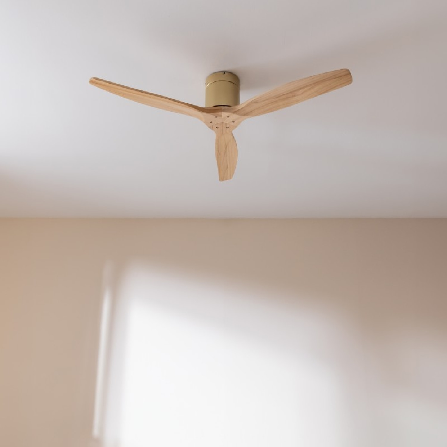 Ventilatori da soffitto EnergySilence Aero 5500 Aqua GoldWhiteWood Connected Cec