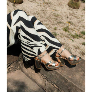 Sandalias de tacón doradas con pulsera y hebilla