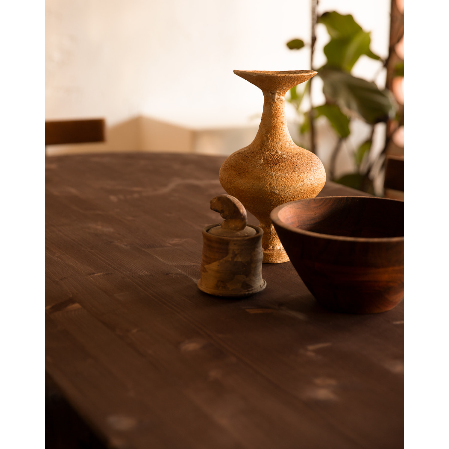 Table à manger ovale en bois massif ton noyer en différentes tailles