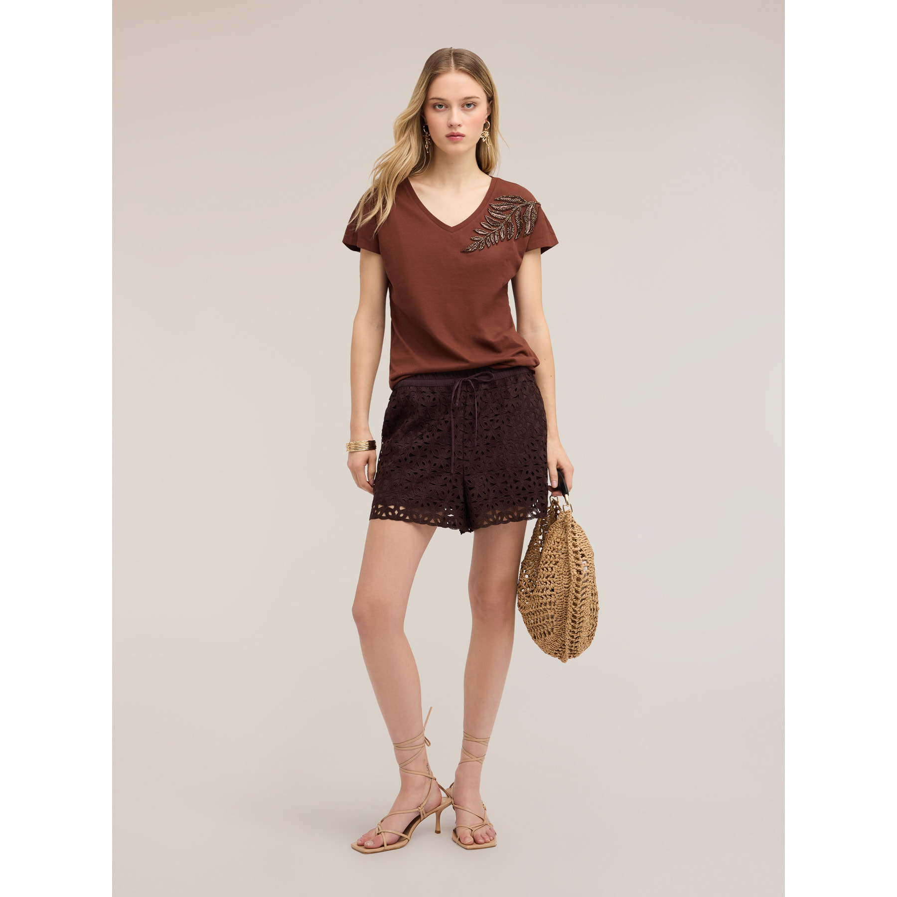 Motivi - T-shirt con ricamo sulla spalla - Marrone