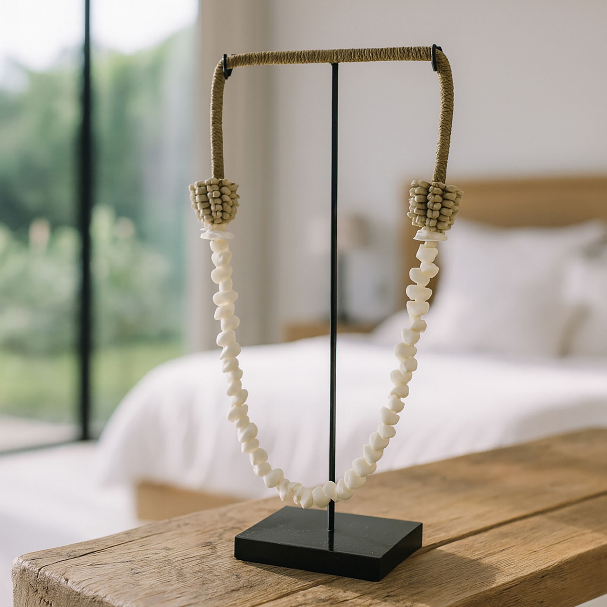 Collier en coquillages avec socle en métal  DAO