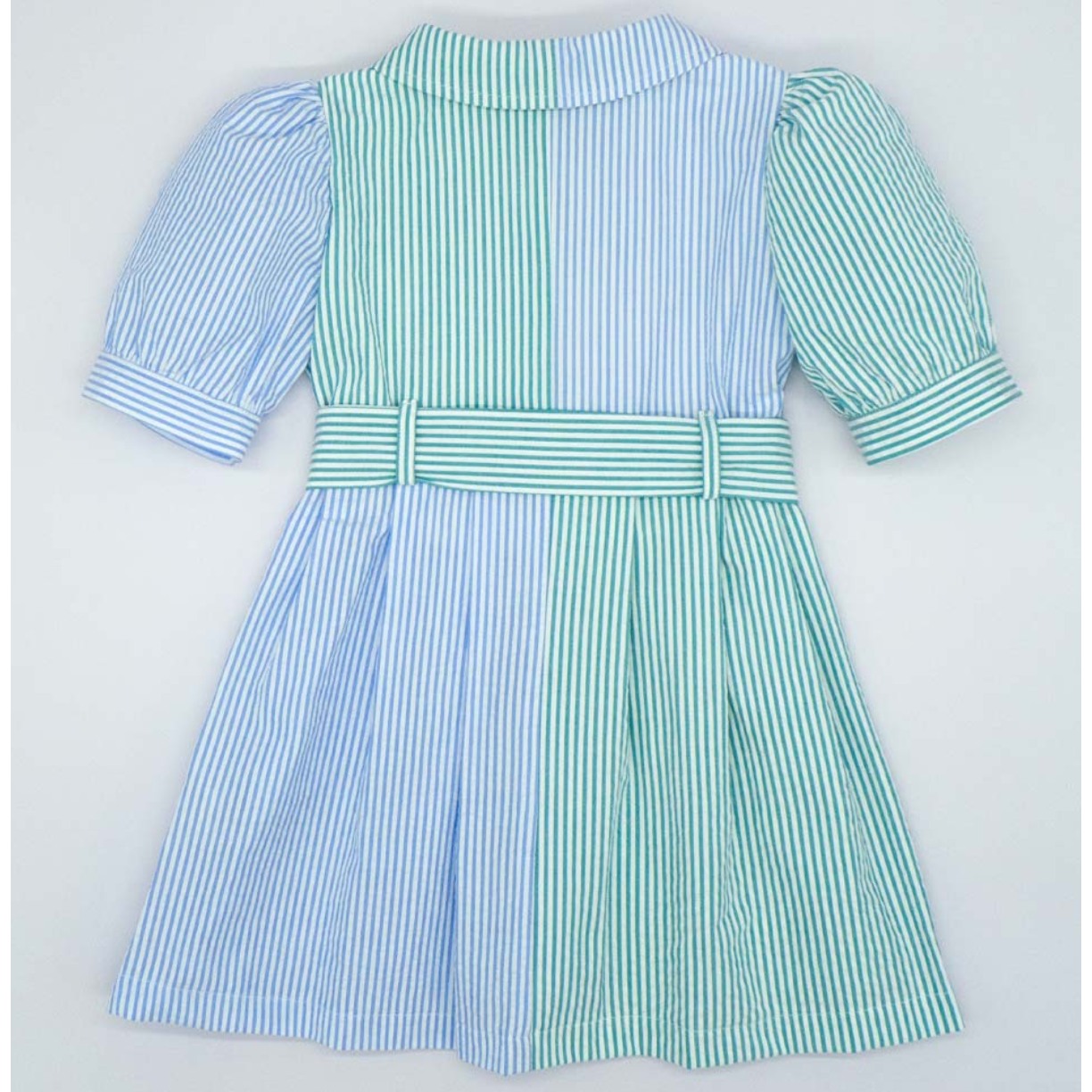 Vestido de manga corta combinado raya azul y verde. Bolsillos, cuello y cinturon. Botones en el centro.