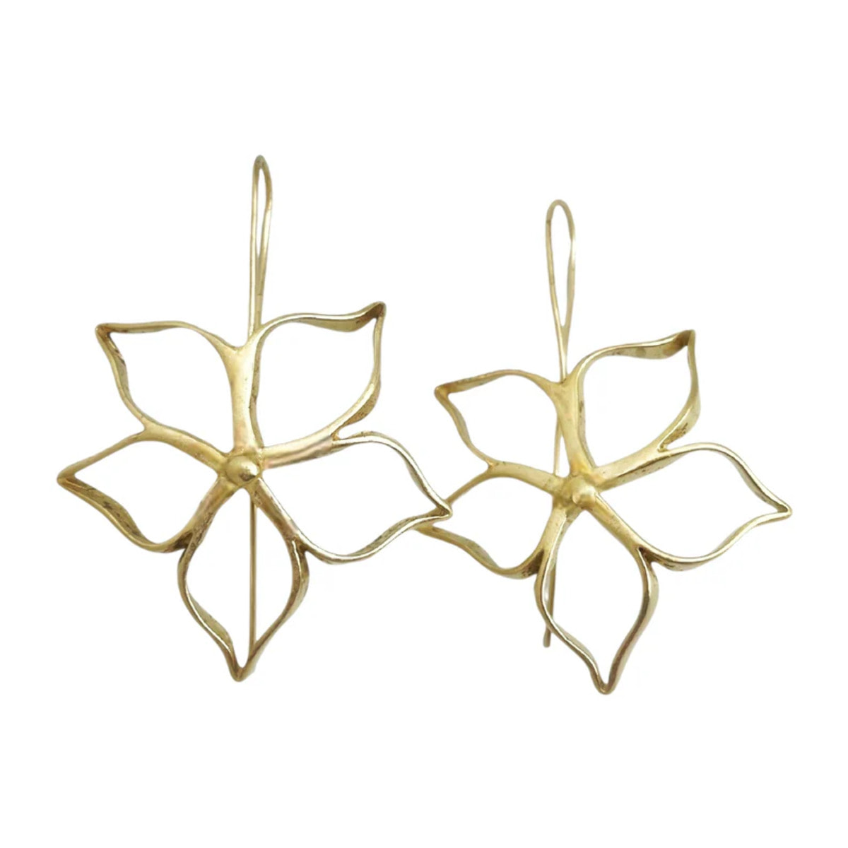 Pendiente gancho Irregular Blom G en dorado chapado latón