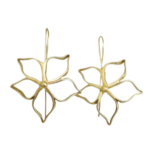 Pendiente gancho Irregular Blom G en dorado chapado latón