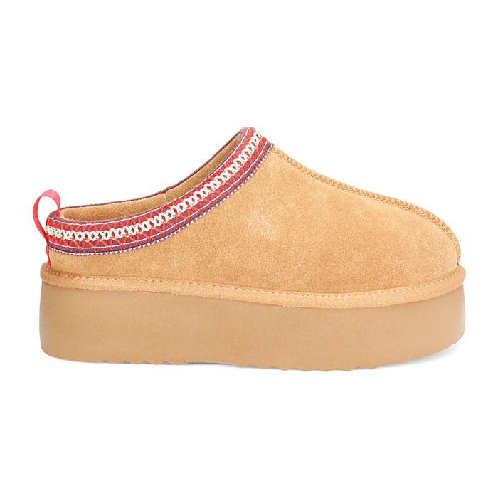 Scarponcini invernali in camoscio camel con suola in gomma di 4,5 cm