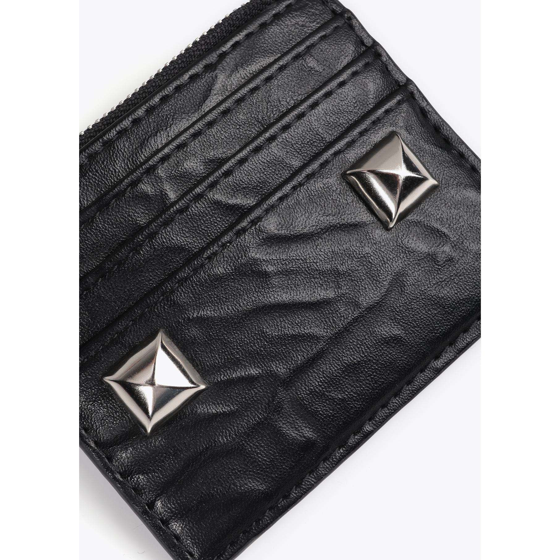 Porta carte effetto rugoso con borchie