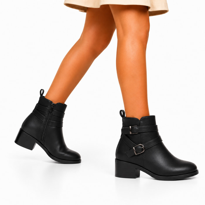 Stivaletto in simil pelle con fibbia