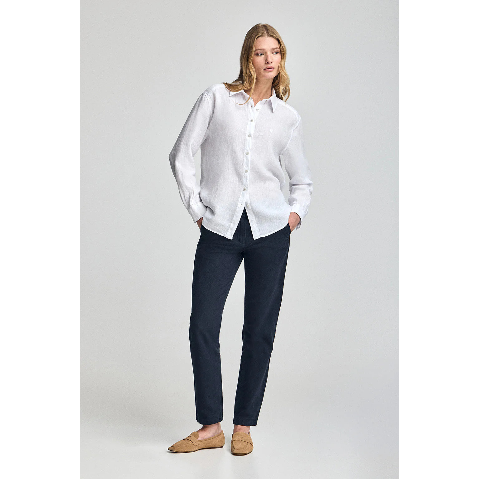 Camisa blanca garment dye de lino con monograma bordado