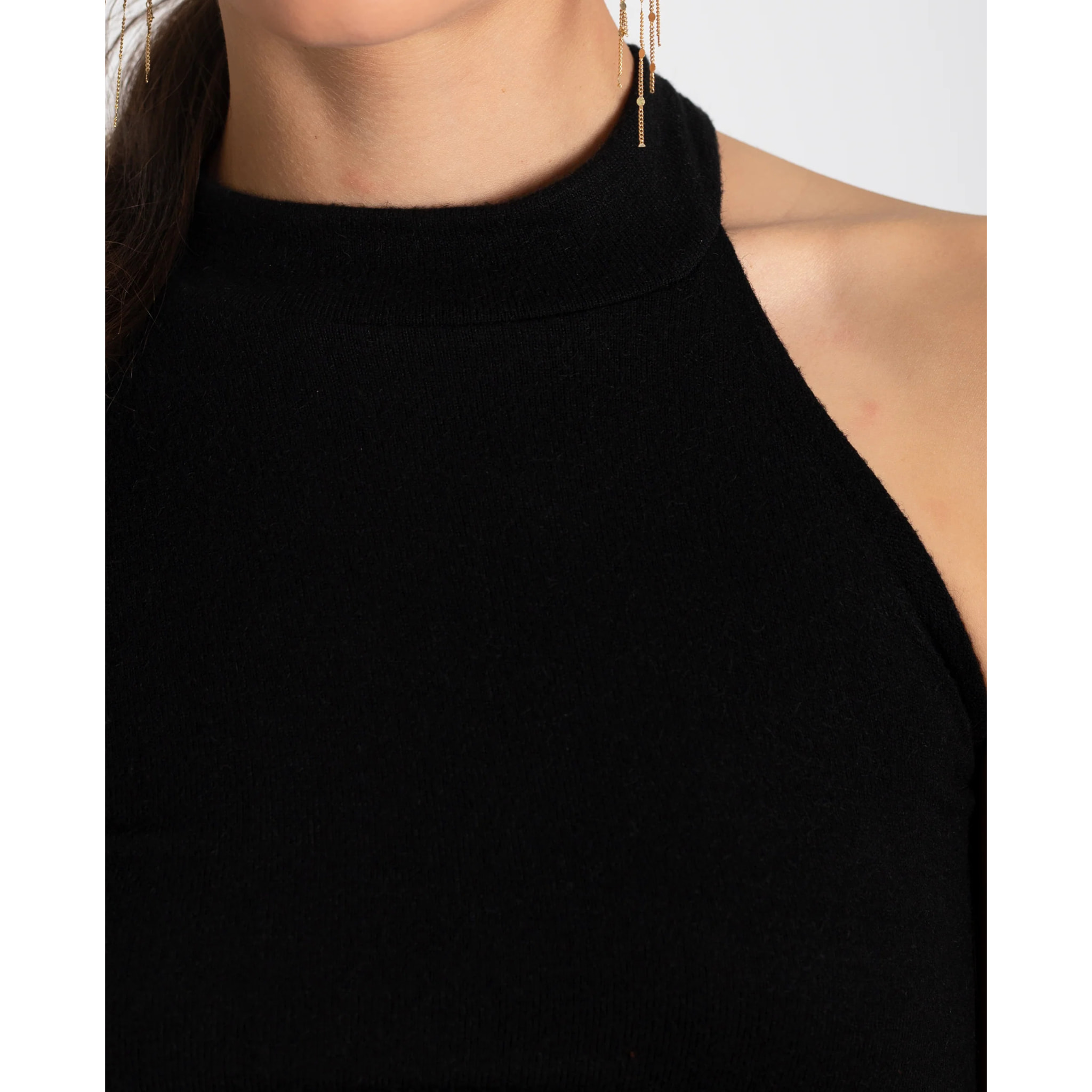 Top de mujer asimétrico con cuello alto.