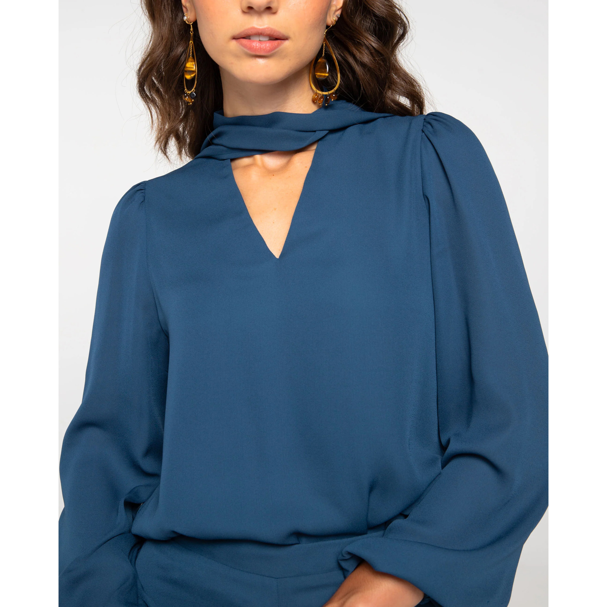 Blusa de manga larga con escote en pico y lazada multiposición.