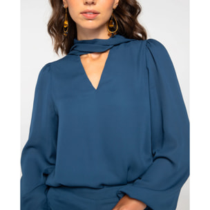 Blusa de manga larga con escote en pico y lazada multiposición.