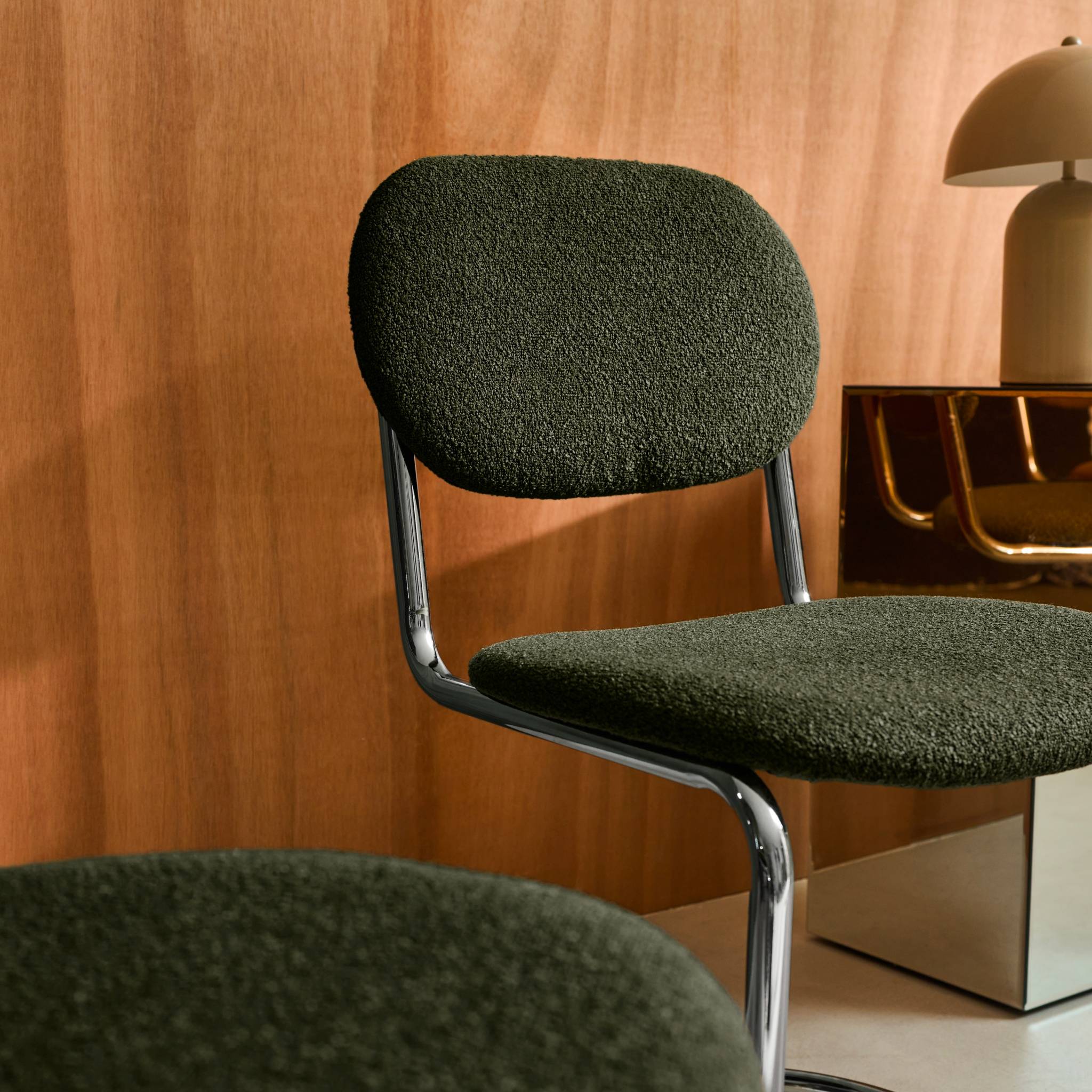 Lot de 2 chaises cantilever arrondie métal. bouclette texturée kaki et pieds chromés - L 47 x P 54.5 x H 81cm - Maloa