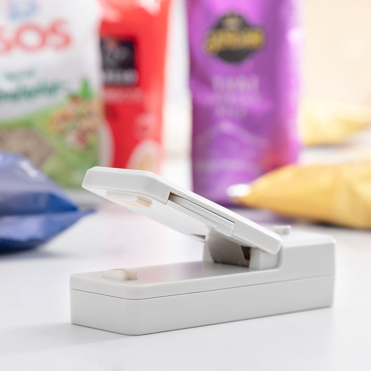 Sigillatrice Magnetica Ricaricabile per Sacchetti con Taglierino Rebasyl InnovaGoods