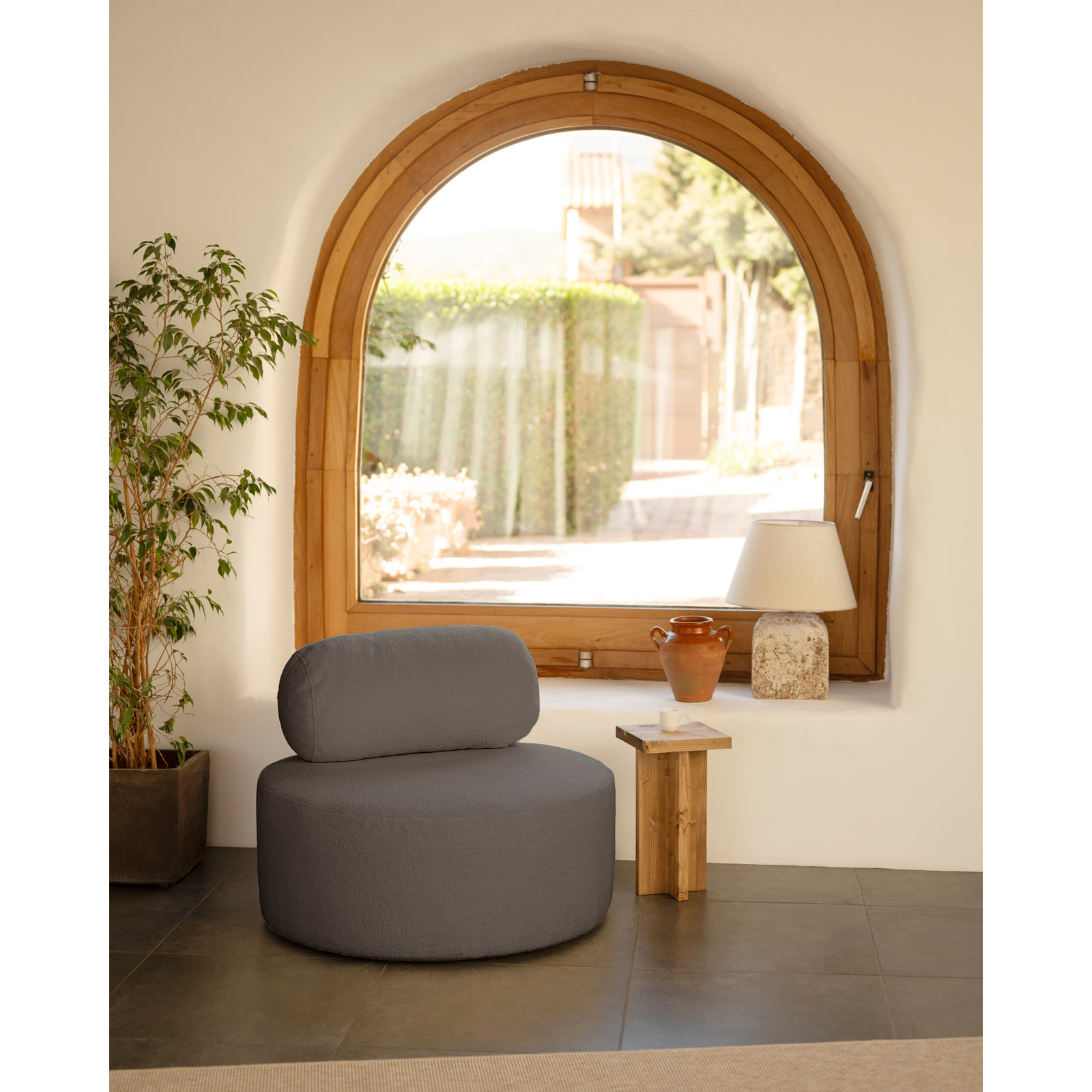 Sillón de bouclé redonda color gris oscuro de 91x71cm Alto: 71 Largo: 91 Ancho: 91