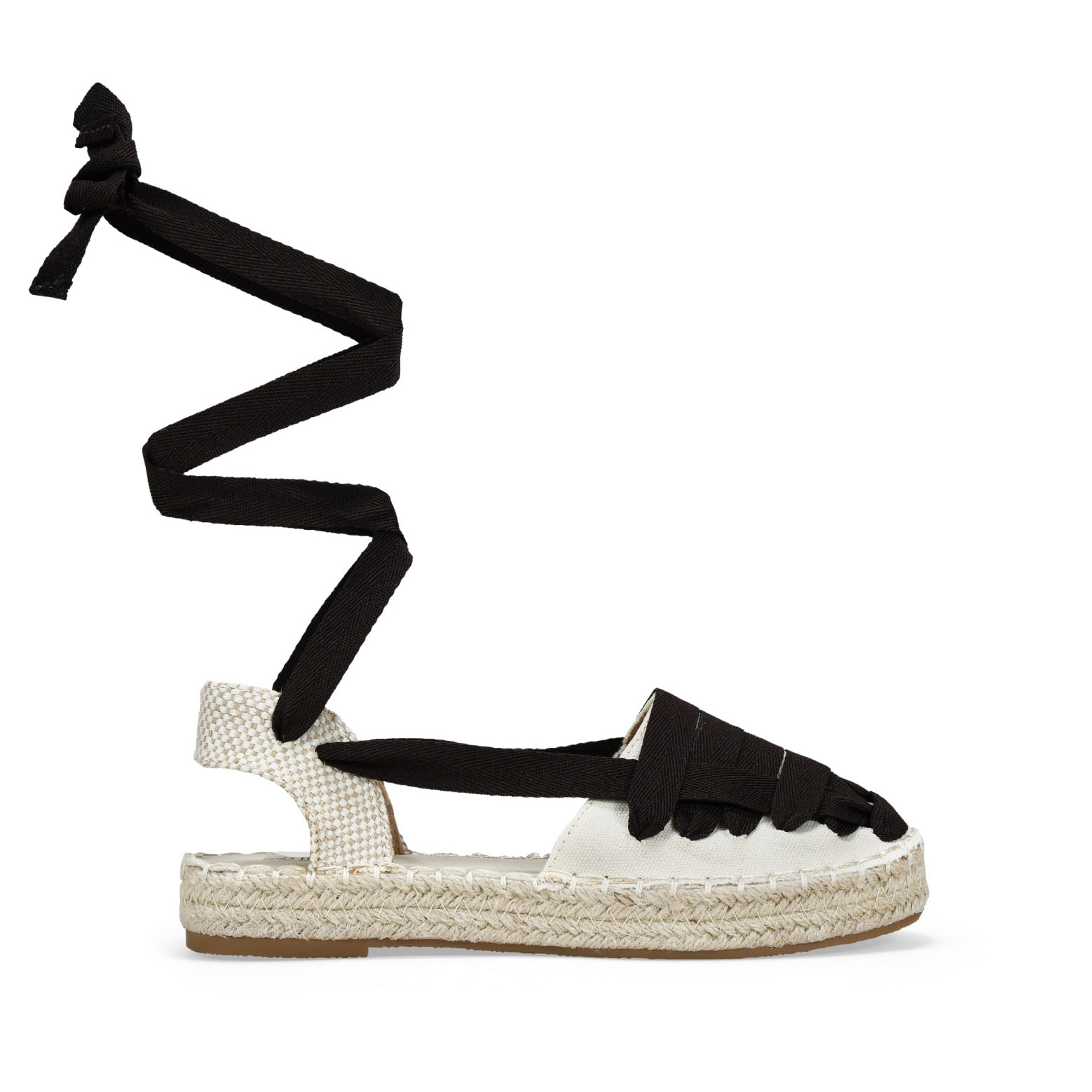 Alpargatas planas beige con tiras atadas