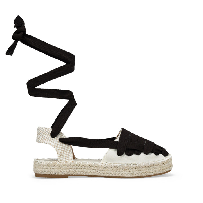 Alpargatas planas beige con tiras atadas