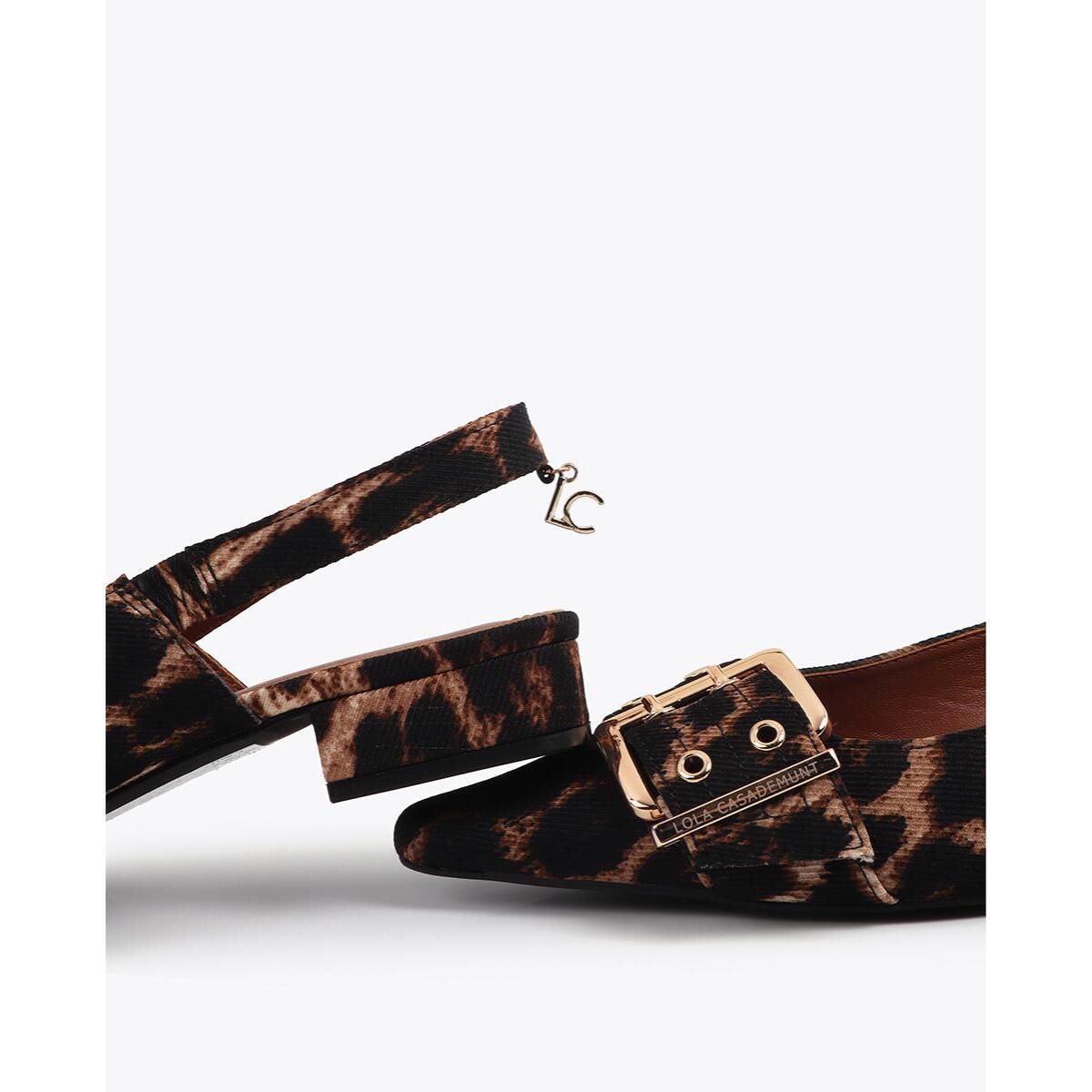 Scarpa bassa con cinturino personalizzato e dettagli con fibbia