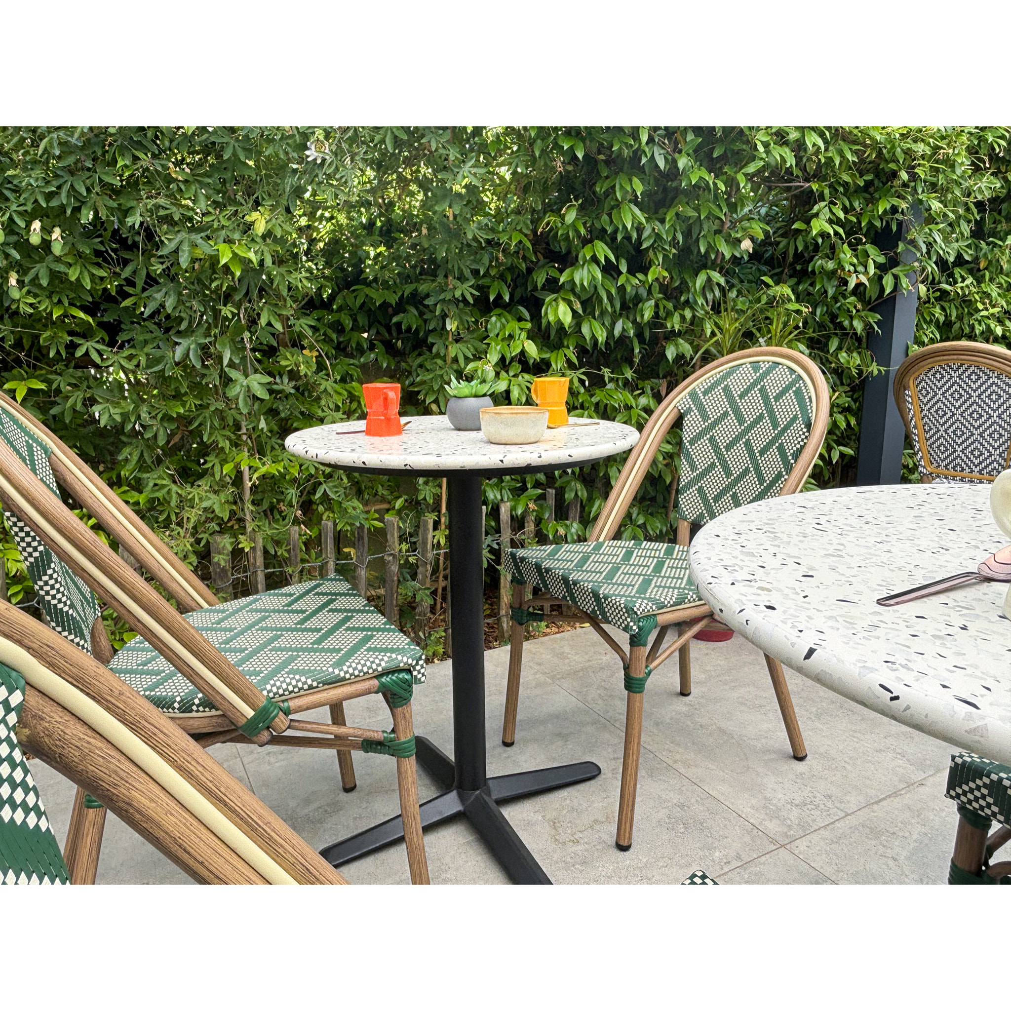 BISTRO - Table ronde de jardin en acier et plateau terrazzo
