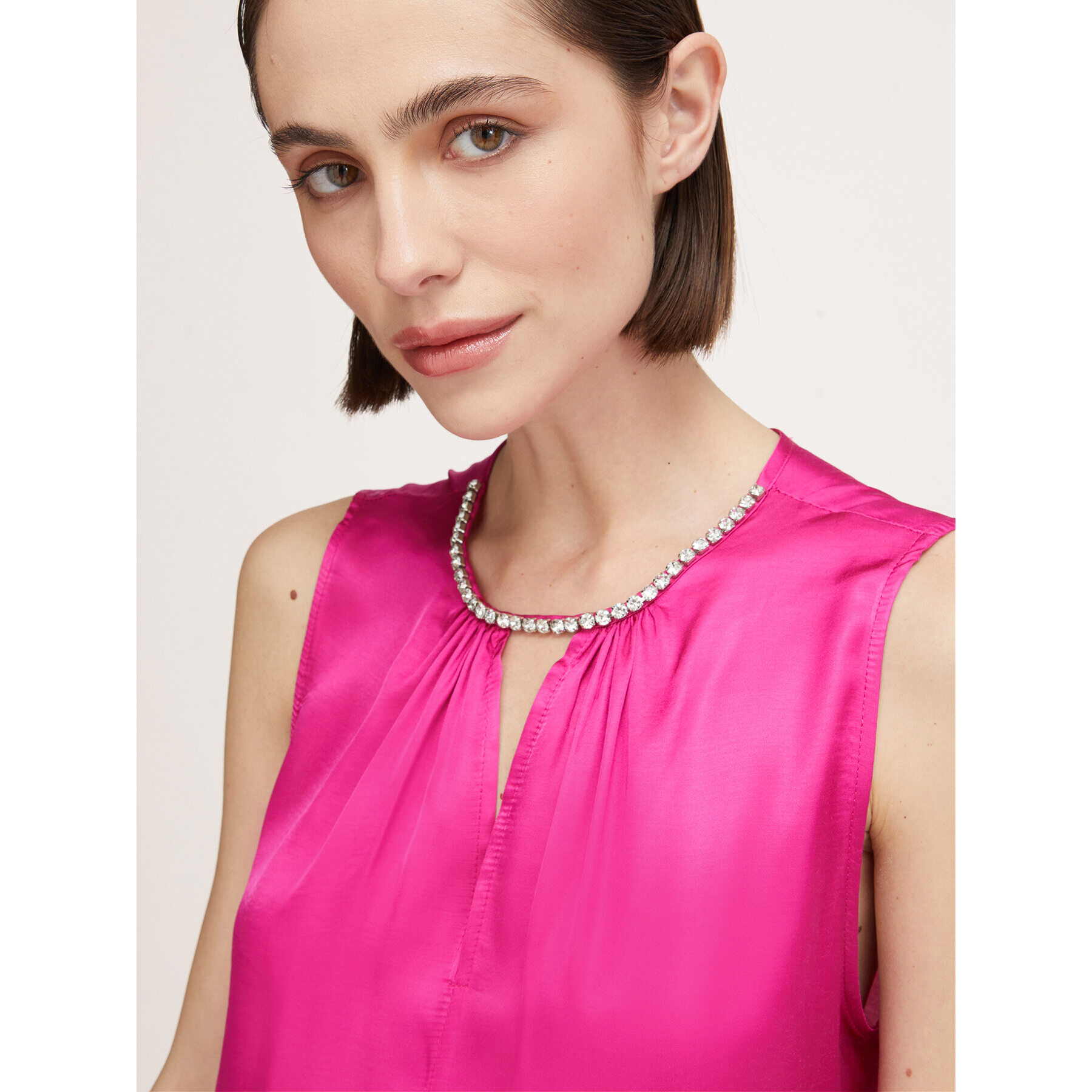Motivi - Top de raso con bordado de piedras crystal - Fuchsia