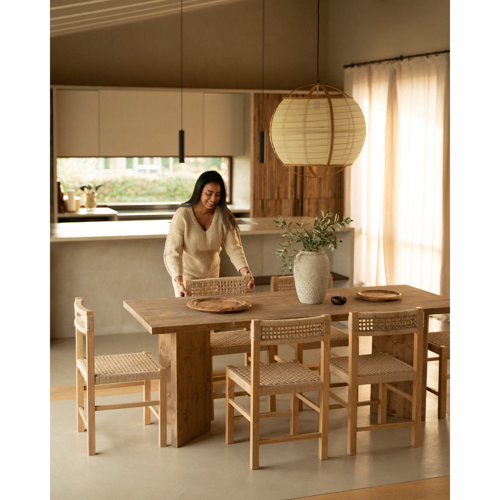 Mesa de comedor de madera maciza en tono roble oscuro de varias medidas