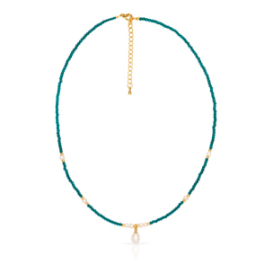 Collar de fosfato azul y perlas naturales con cierre de mosquetón.