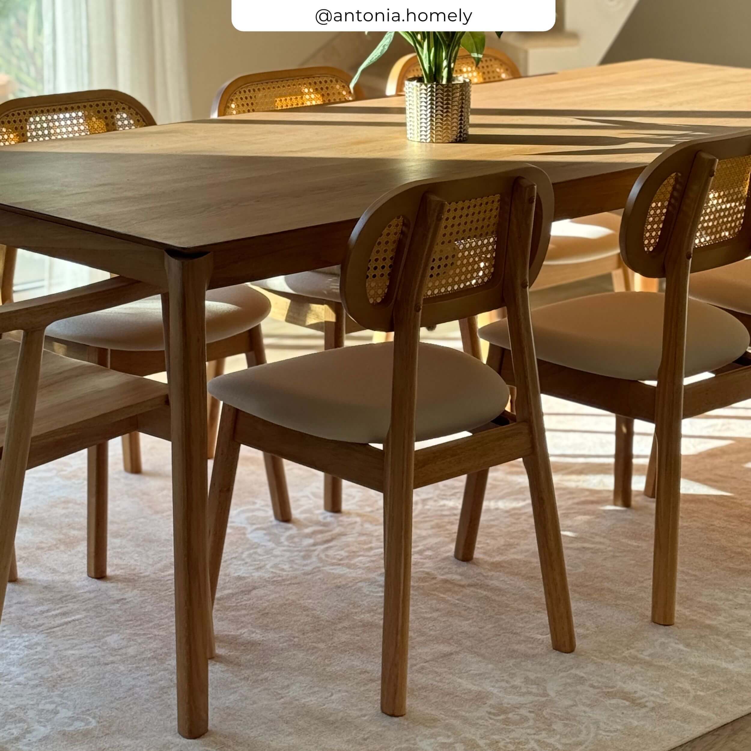 Lot de 2 chaises en bois clair, tissu beige et rotin synthétique - Maria