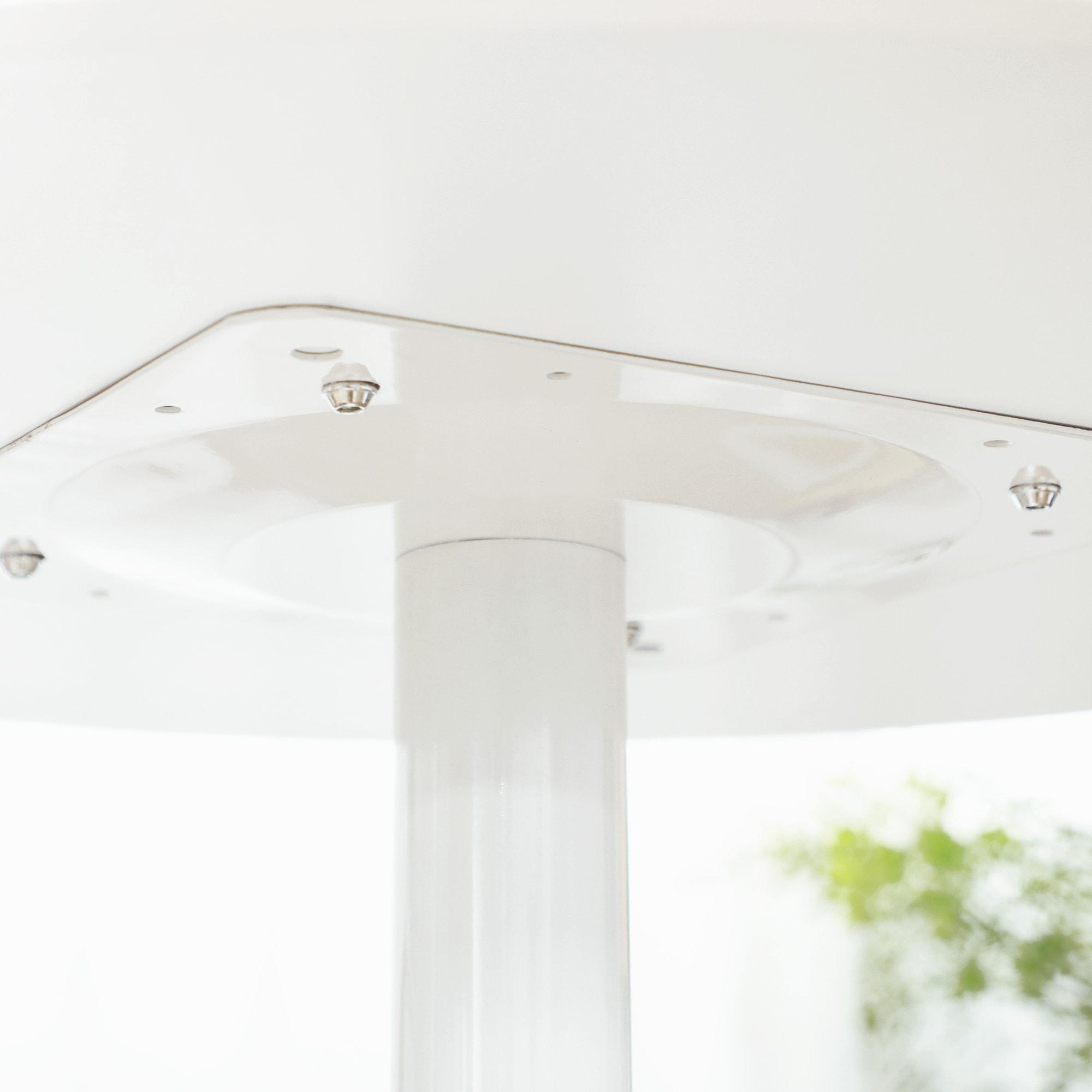 Table ronde design 2 personnes dia. 80 cm style néo-rétro piètement acier plateau MDF blanc